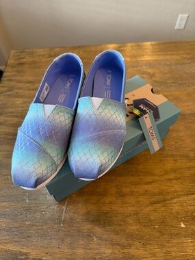 NWT Toms Glitter Mermaid Print Comfort Shoes Casual Slip-on Flats 8 